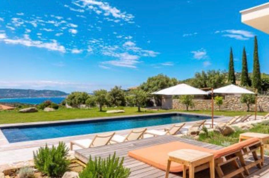 Piscine et terrasse de Villa Viniasa face au paysage