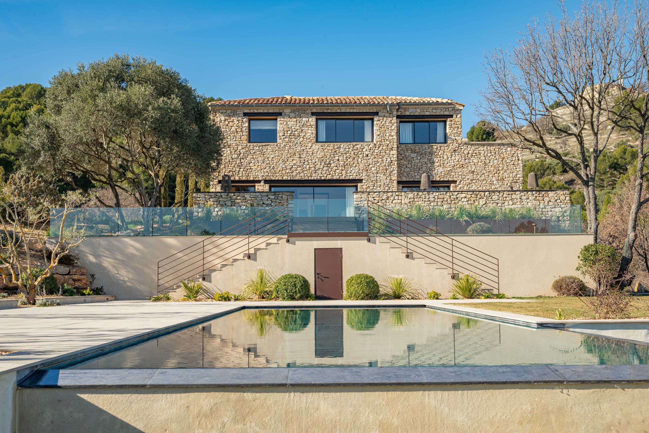 Villa La Provence et les reflets de sa façade dans la piscine