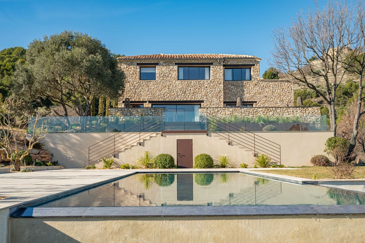 Villa La Provence et les reflets de sa façade dans la piscine