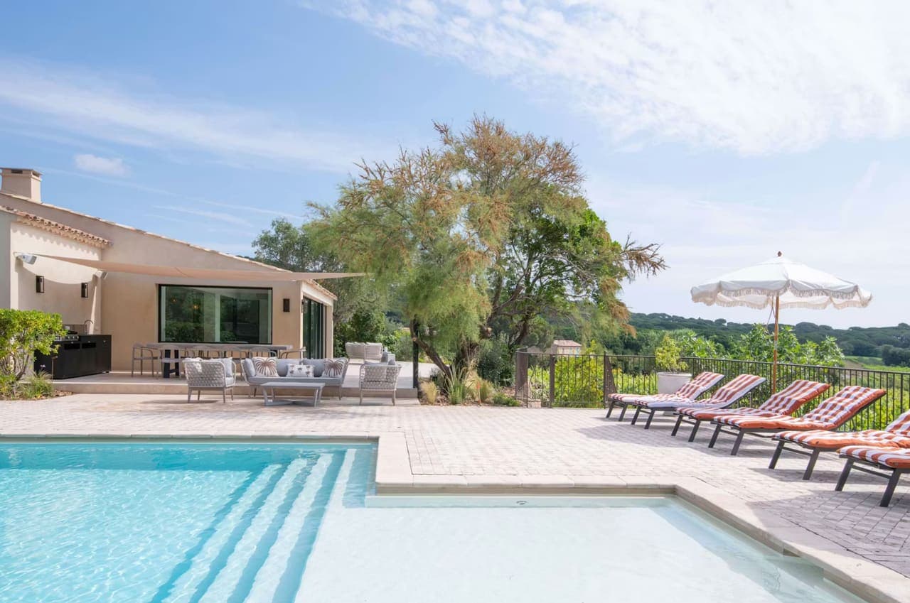Piscine du Mas de l’Oumède devant la maison et le jardin