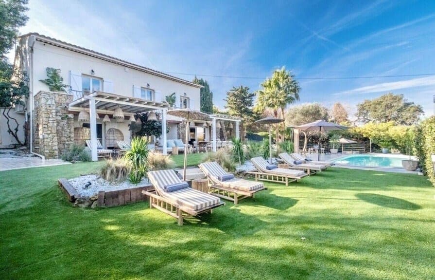 Vue d’ensemble de Villa Casa Bohème avec jardin, transats et piscine