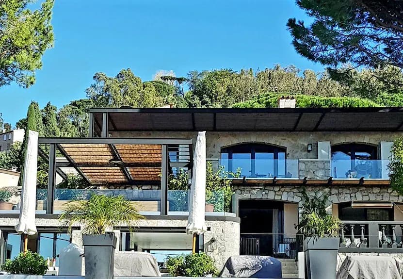 Façade de Villa Sunset avec terrasses et pergola