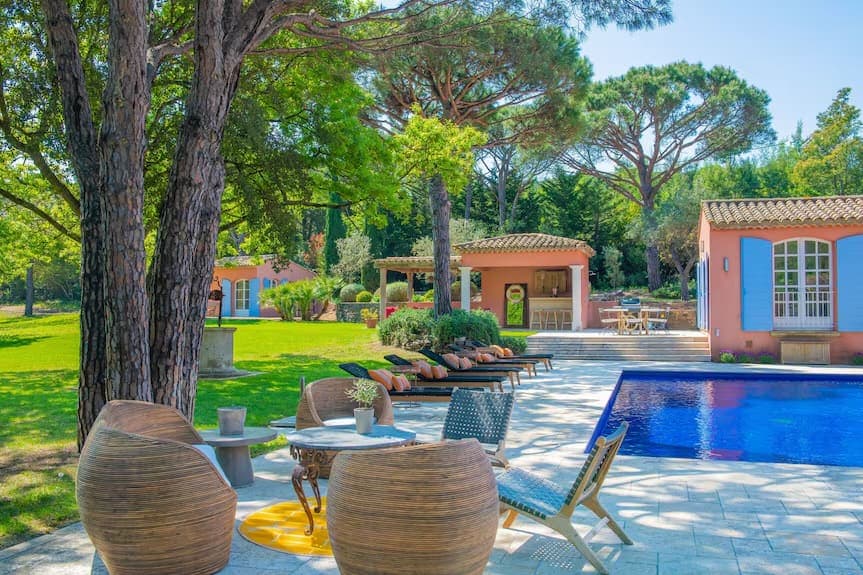 Piscine de Villa Cigalon avec terrasse et jardin sous les pins