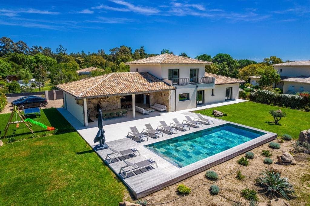 Vue d’ensemble de Villa Adeona avec piscine, terrasse et jardin