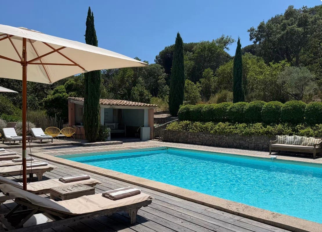 Piscine de Villa Bonheur avec transats, parasol et jardin arboré